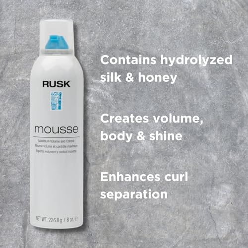 Textura de mousse sobre la palma, lista para dar cuerpo y control