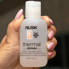 Protección contra calor con serum de RUSK para peinados duraderos.