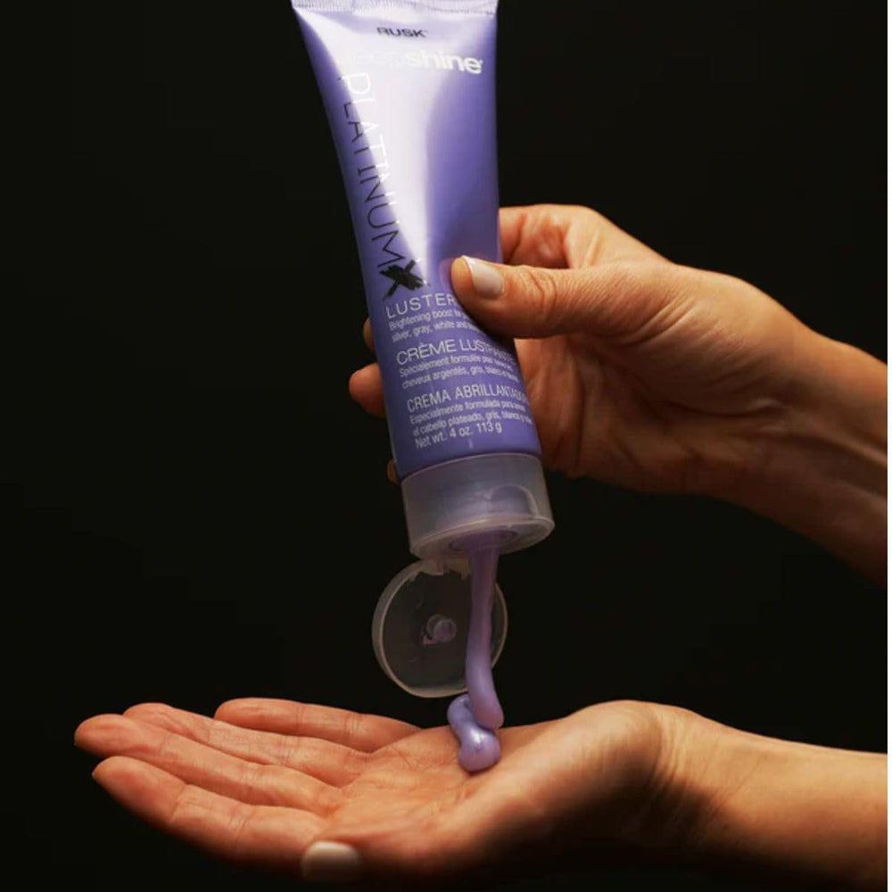 Aplicación de RUSK PlatinumX Lusterizer en las manos para control del frizz