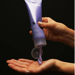 Aplicación de RUSK PlatinumX Lusterizer en las manos para control del frizz
