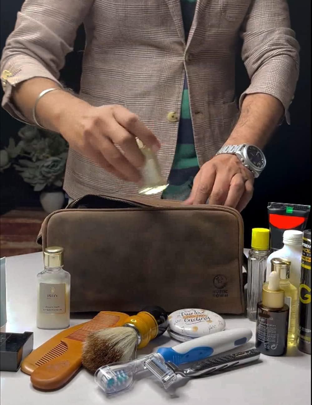 RUSTIC TOWN leak-proof lining protects belongings during flights and trips.