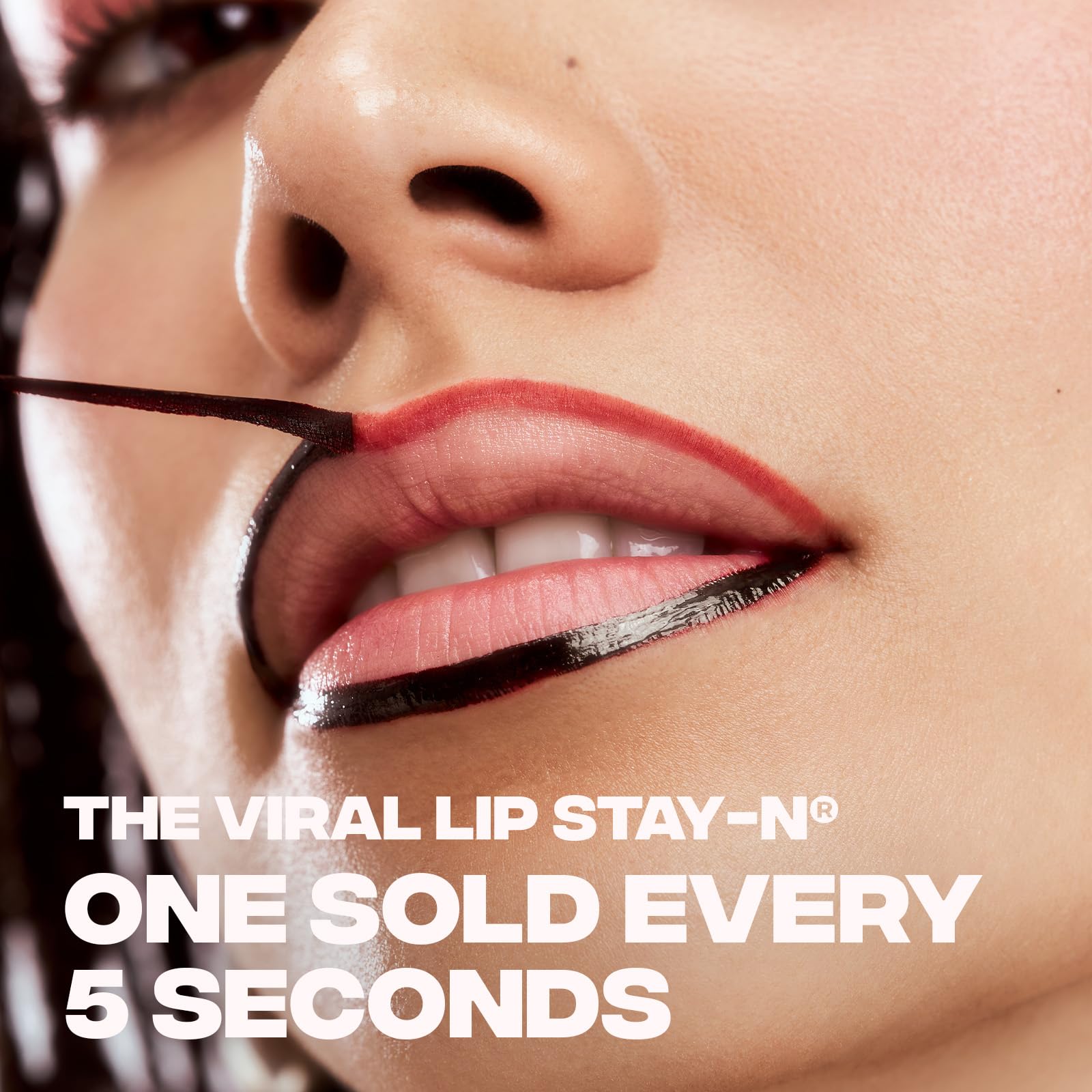 Sacheu STAY-N con vitamina E hidrata labios y ofrece tono semipermanente.