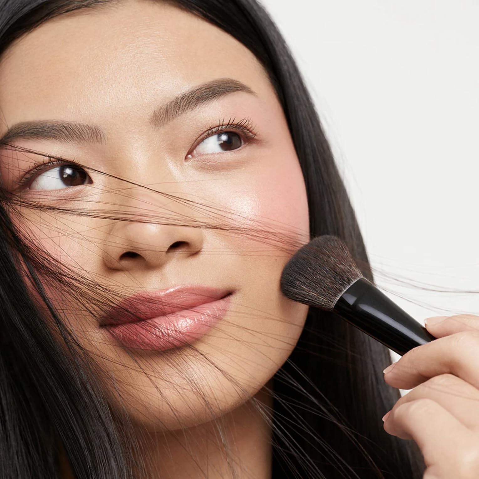 Saie The Double Brush cream-formula friendly for smooth blending.