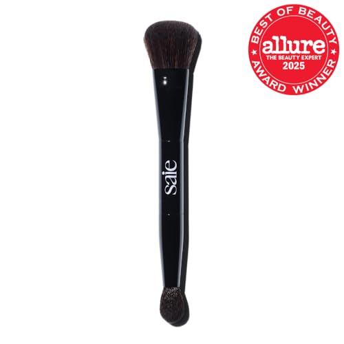 Saie The Double Brush small-end for highlighting and concealing smaller areas.