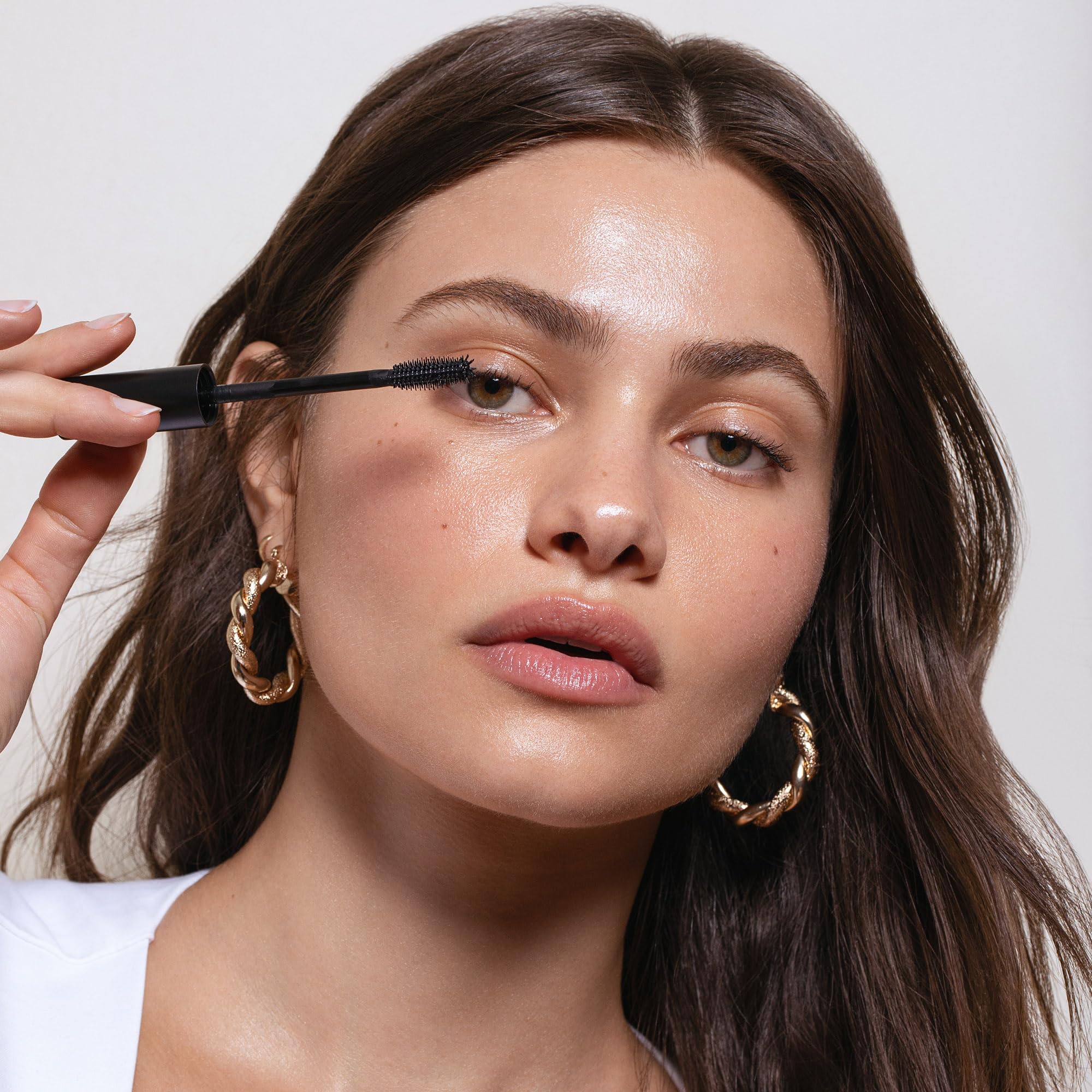Saie Mascara 101: acabado negro profundo para realzar la mirada.