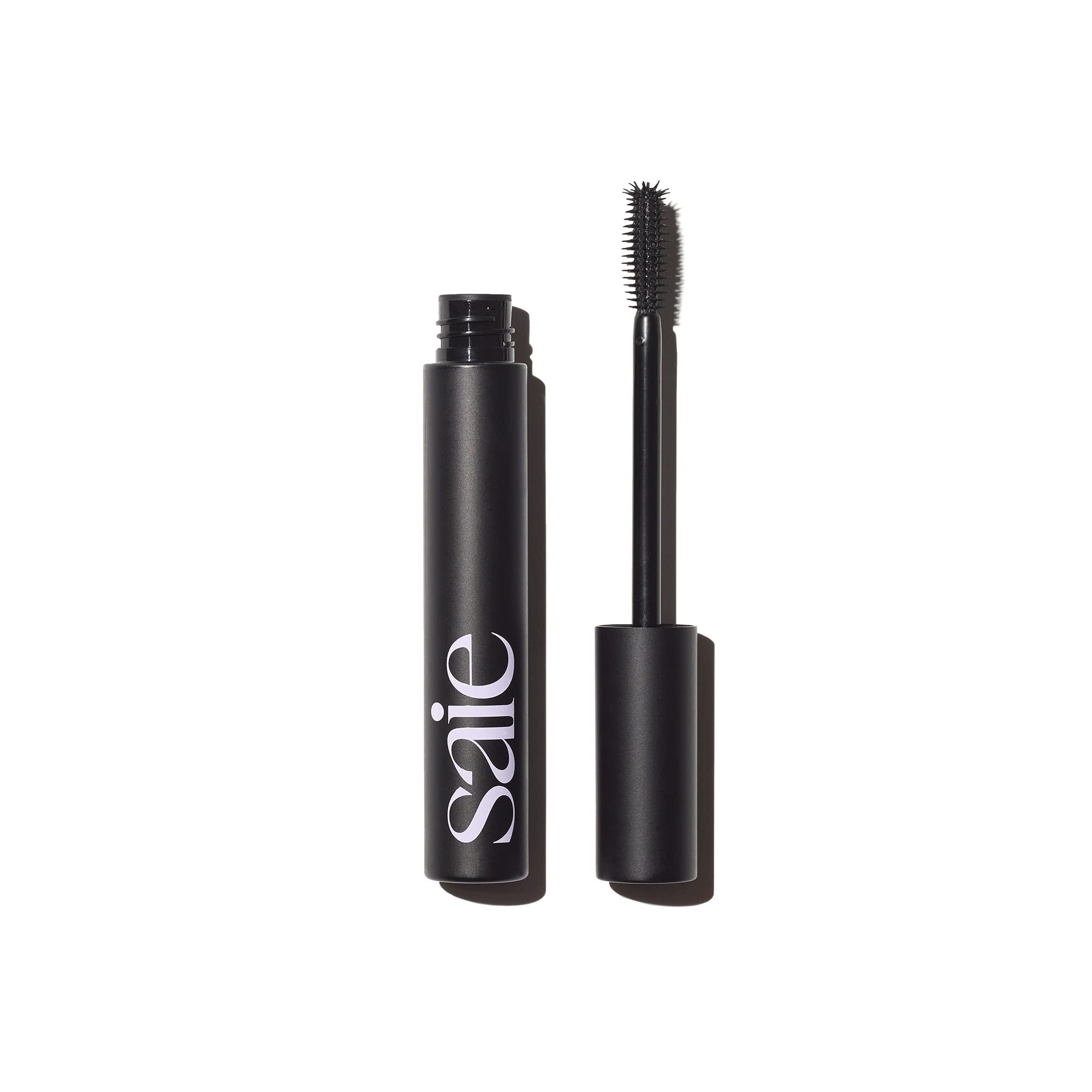 Saie Mascara 101: aplicación de la brocha para definición y alargamiento suaves.