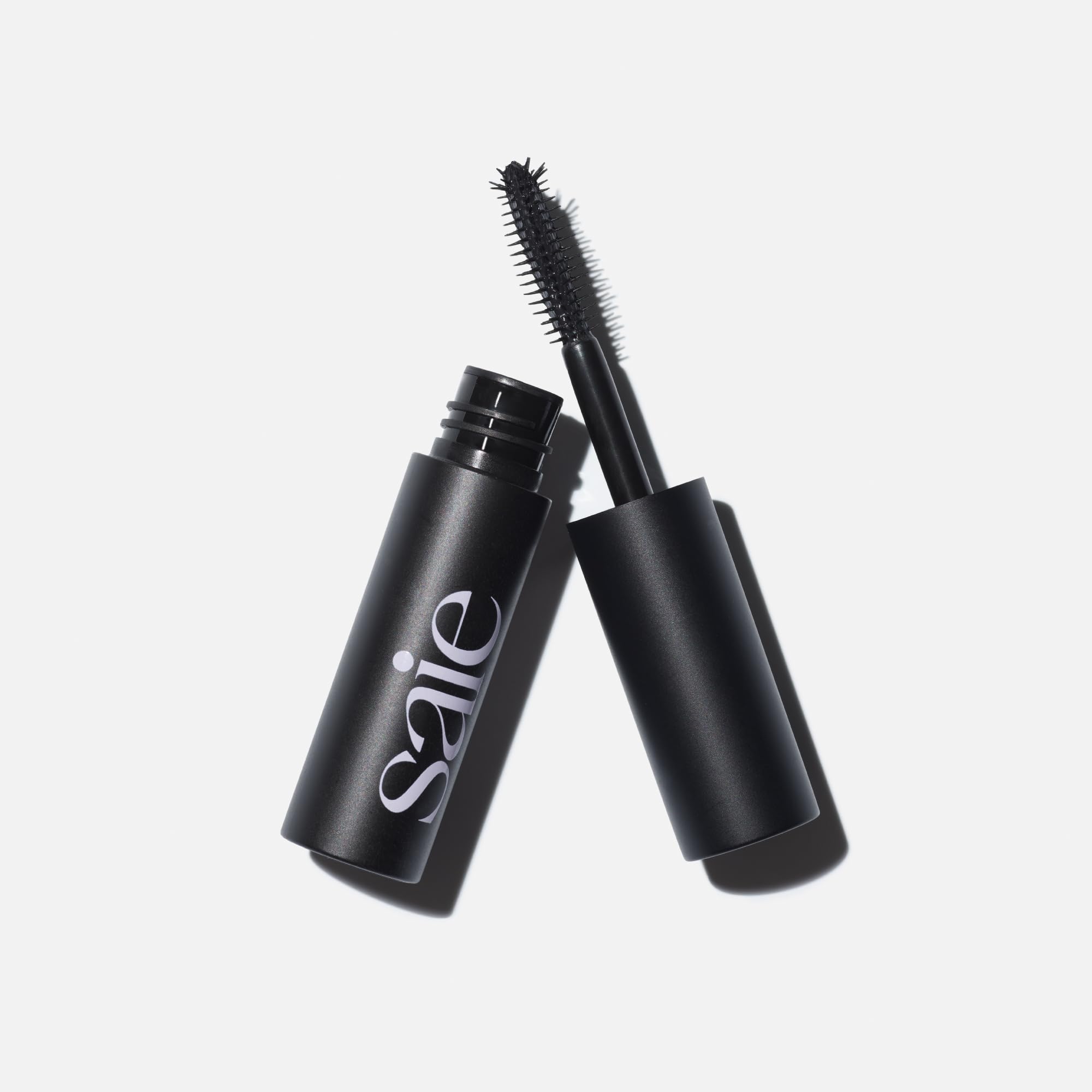 Saie Mini Mascara 101 acabado negro intenso que realza la mirada.