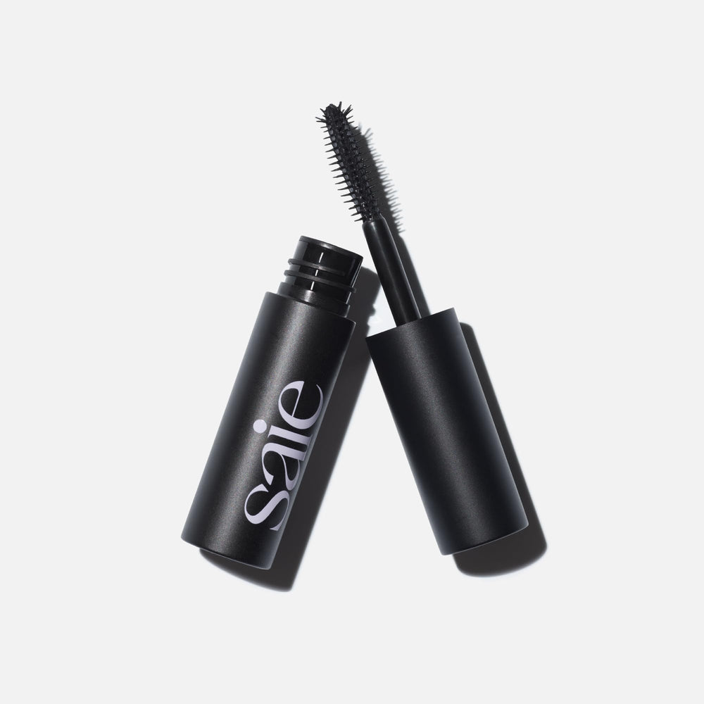 Saie Mini Mascara 101 acabado negro intenso que realza la mirada.