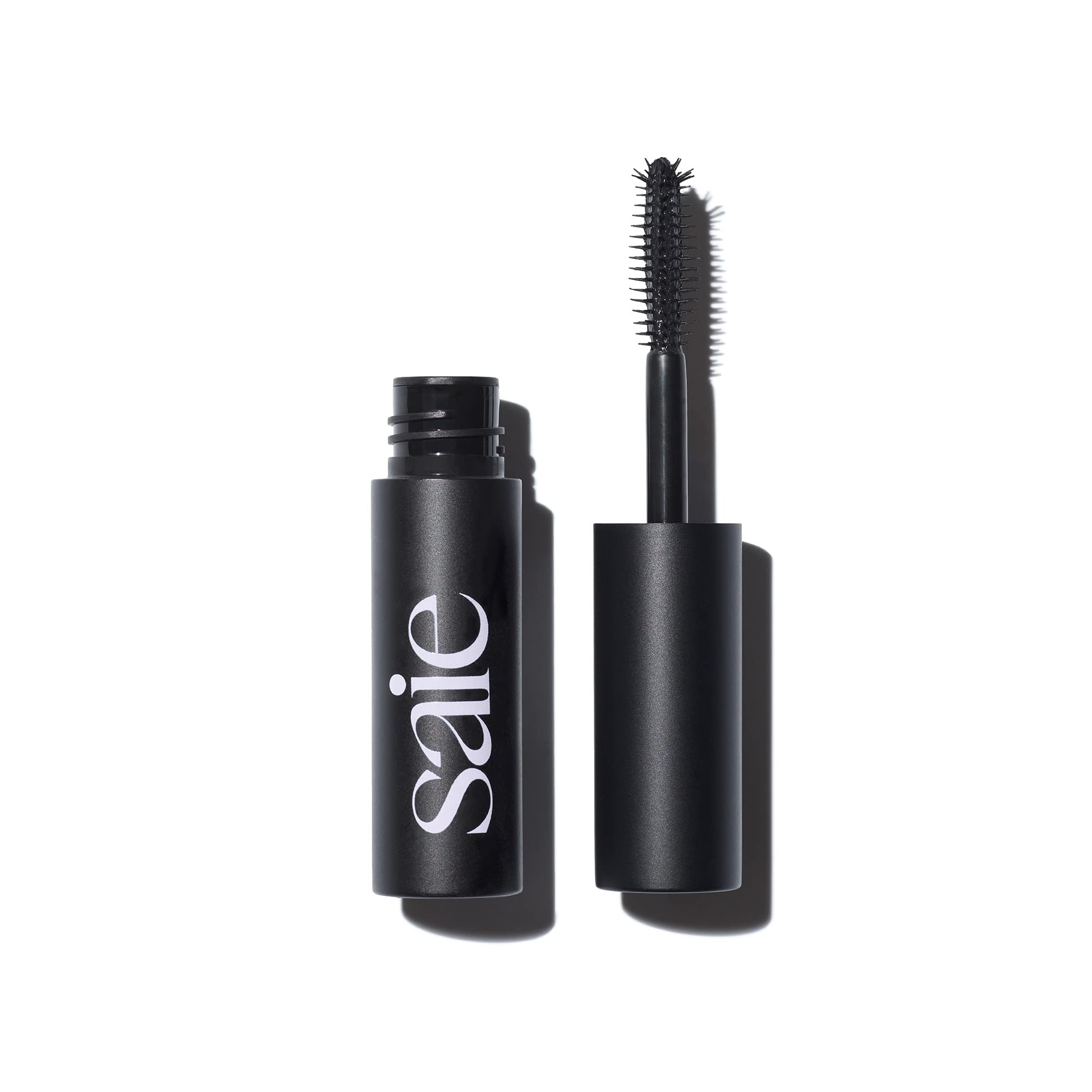 Saie Mini Mascara 101 en aplicación de pestañas para alargar con definición.