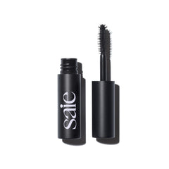 Saie Mini Mascara 101 en aplicación de pestañas para alargar con definición.