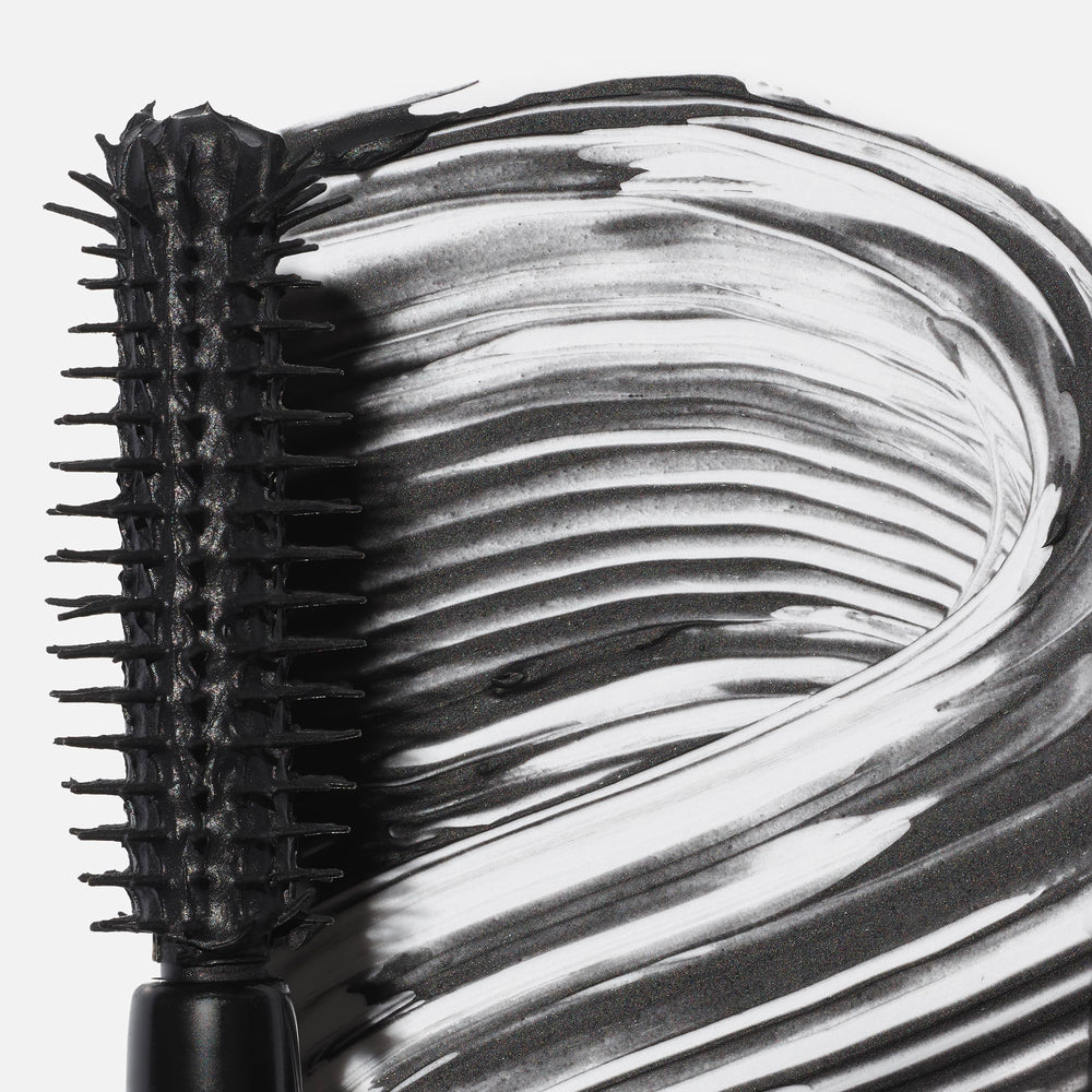 Saie Mini Mascara 101 cepillo pequeño en la punta para pestañas cortas.