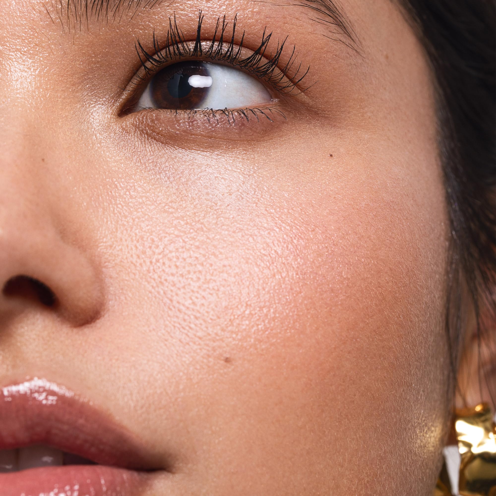 Saie Mini Mascara 101 fórmula con nutrientes para fortalecimiento suave.