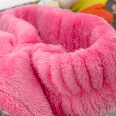 Saileg Kawaii headband elastic strap demonstrates stretch for all ages and secure hair during washing