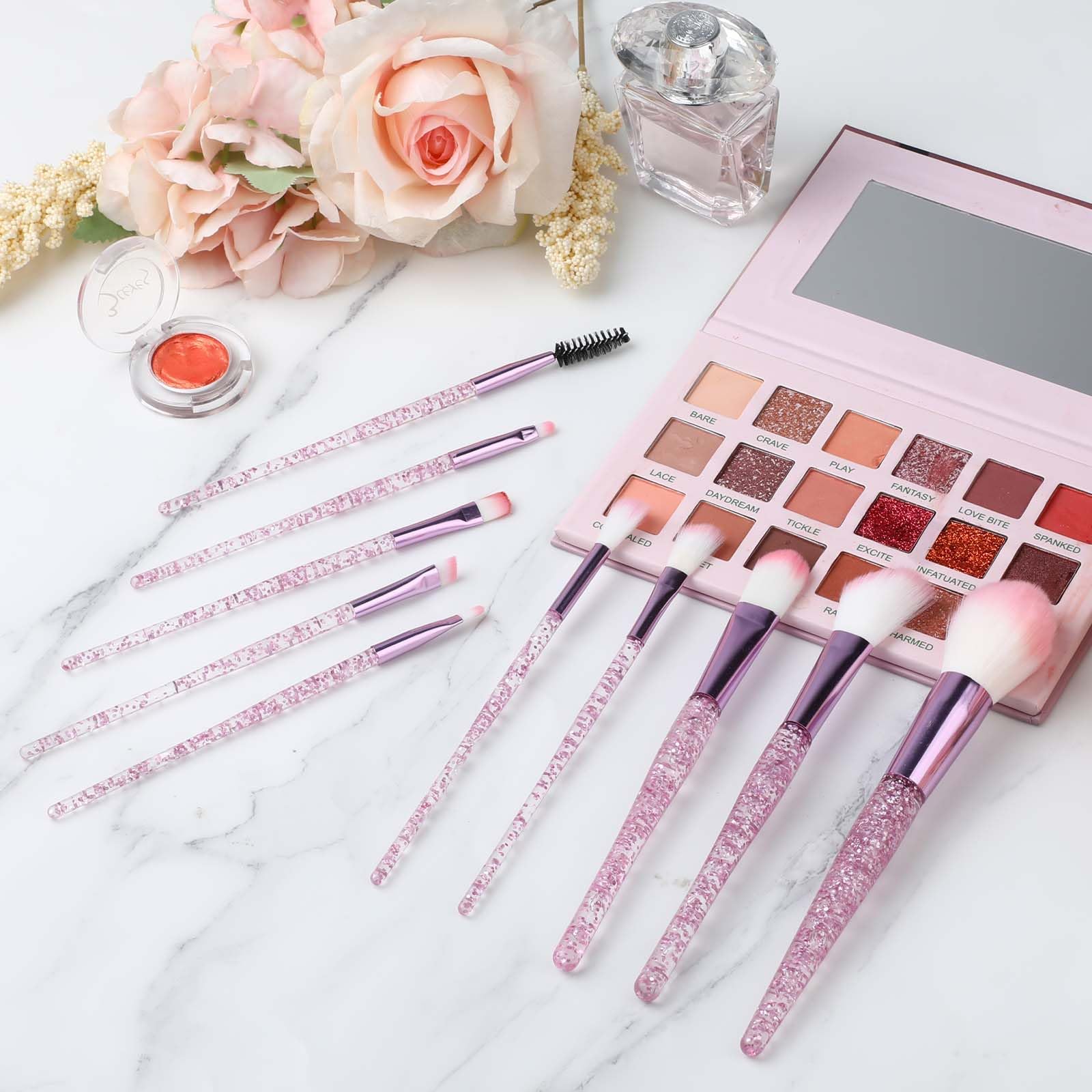 Salbsever eyeshadow blending brush enables seamless transitions and soft edges.