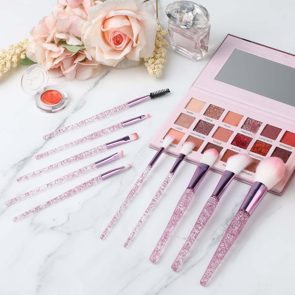 Salbsever eyeshadow blending brush enables seamless transitions and soft edges.