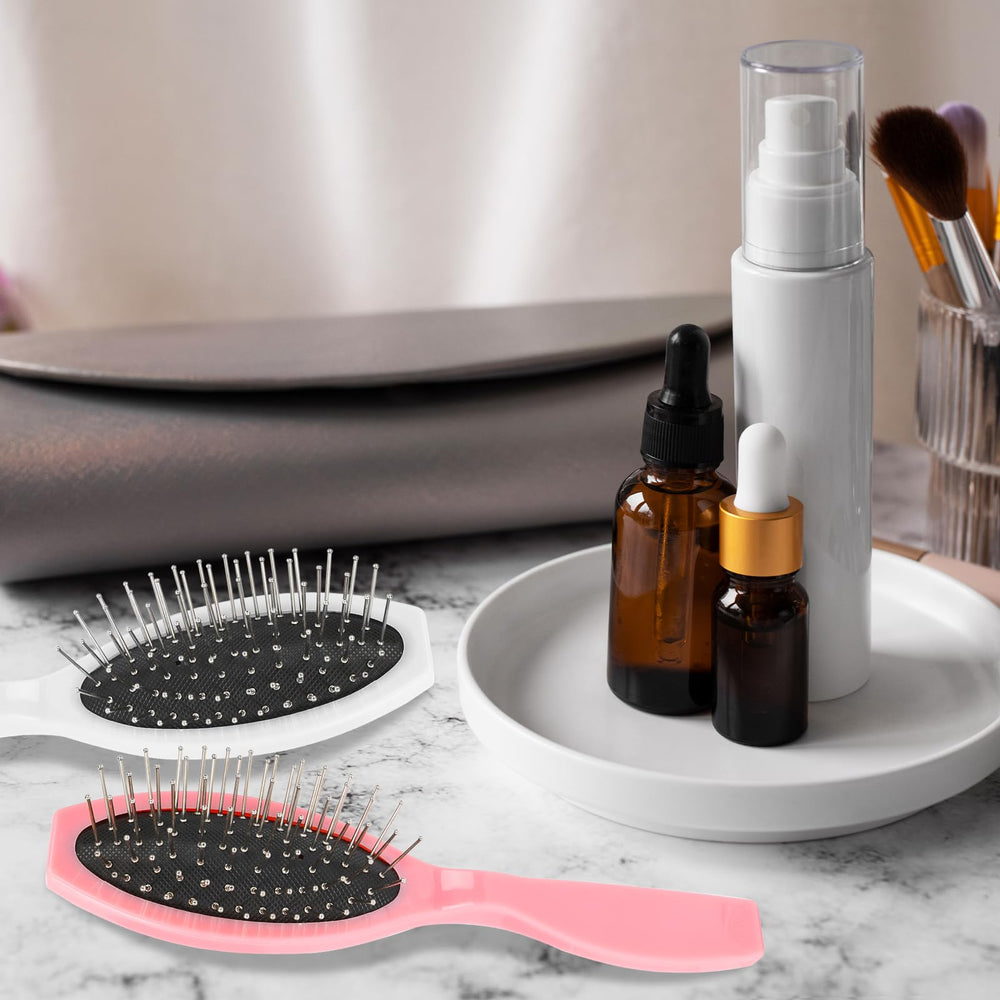 Salbsever wig brush detangles curls and restores neatness.