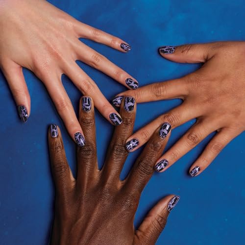 Uñas en uso con Nether, acabado suave para looks rápidos.