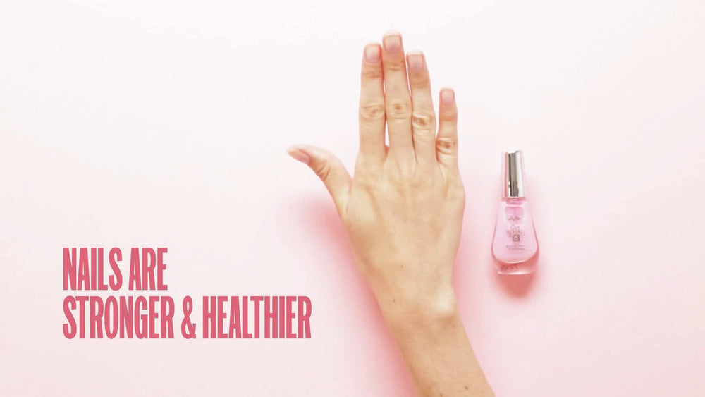 Uñas con reparación de Sally Hansen presentan fortaleza visible y saludable.