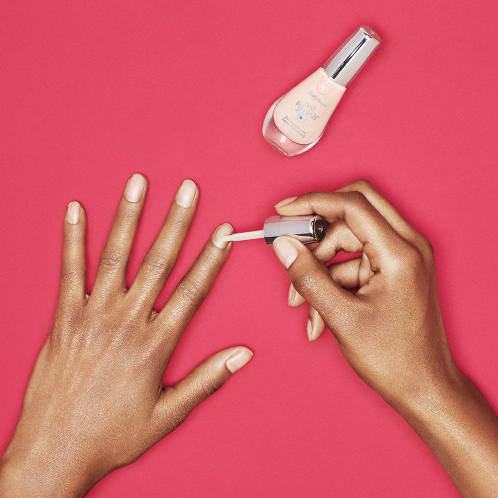 Vitamina E en la reparación de uñas Sally Hansen ayuda a suavizar.