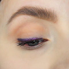 Sandstone Scandinavia delineador morado metálico para ojos sensibles y confortables.