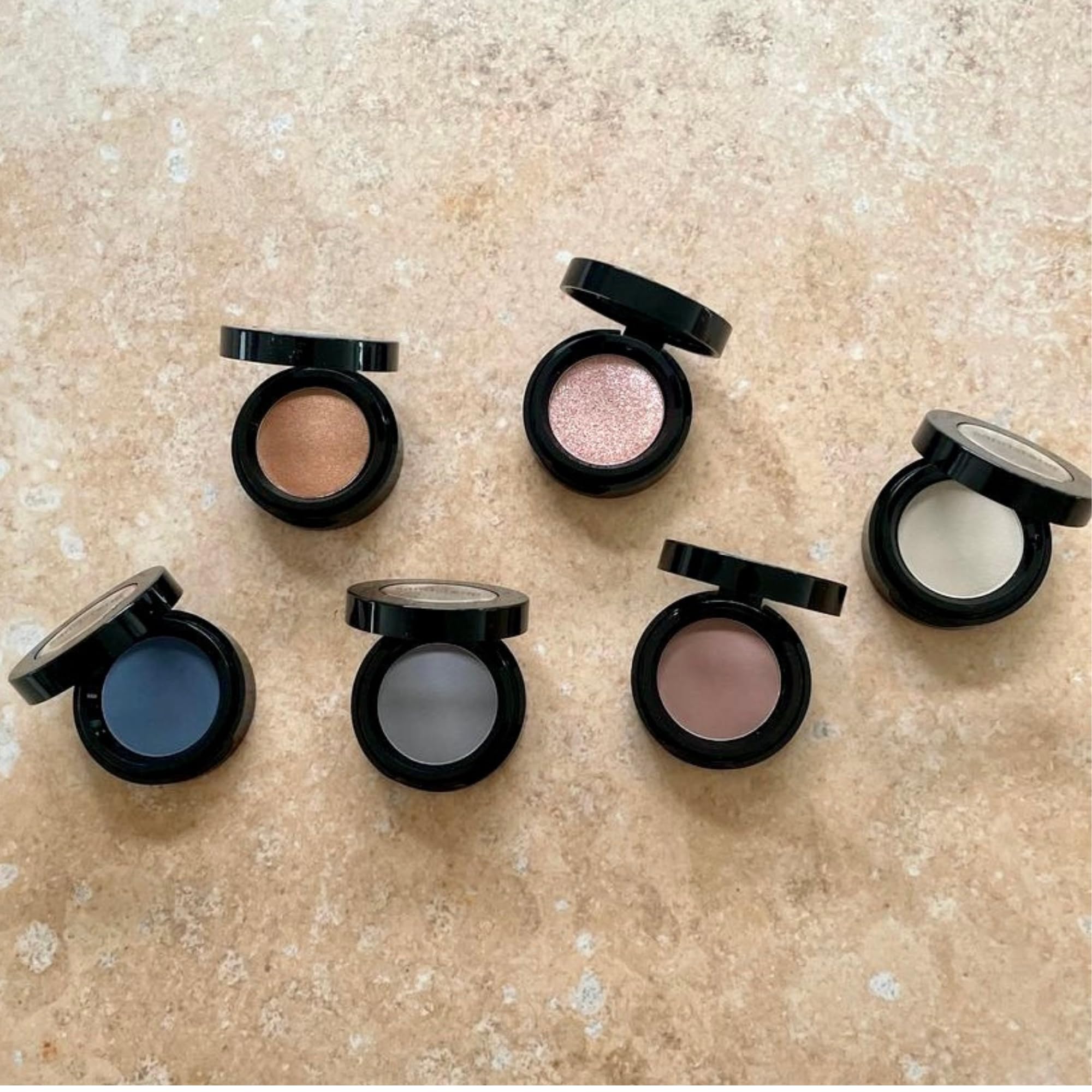 Sombra de ojos Sandstone Scandinavia con acabado mate y brillo para looks versátiles.