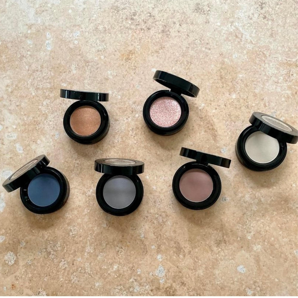 Sombra de ojos Sandstone Scandinavia con acabado mate y brillo para looks versátiles.