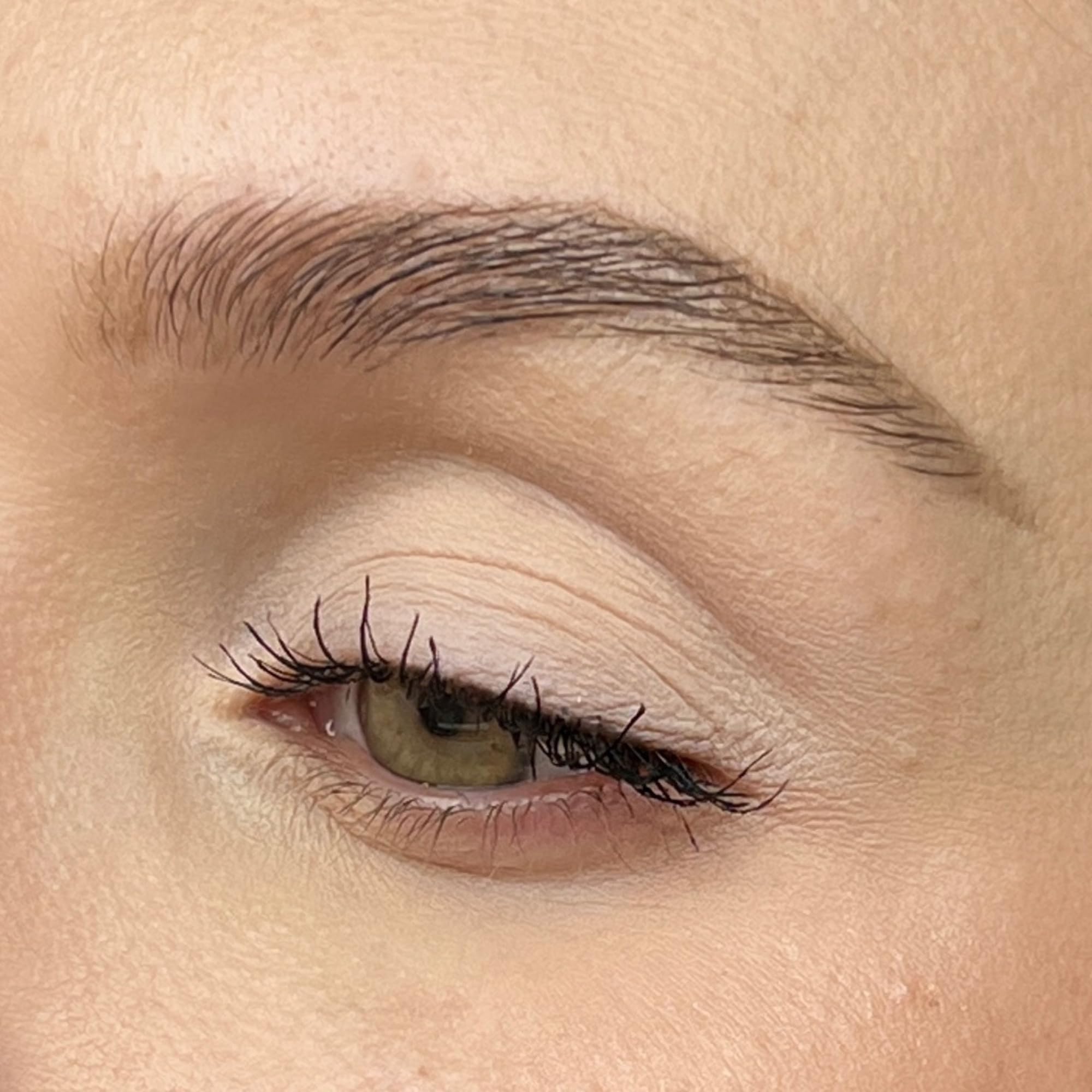 Sombra de ojos Sandstone Scandinavia, pigmentación fina y mezcla fácil para definición suave.