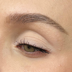 Sombra de ojos Sandstone Scandinavia, pigmentación fina y mezcla fácil para definición suave.