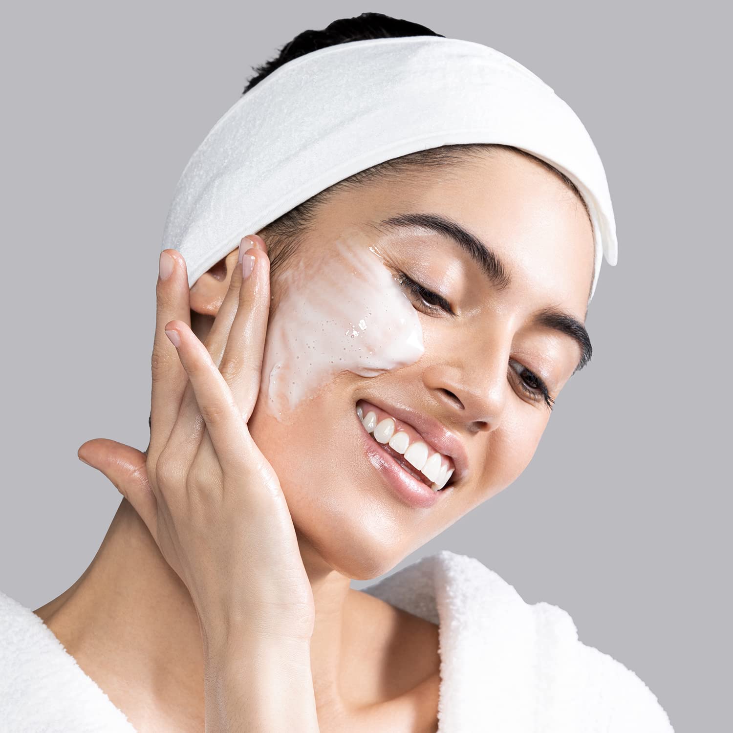 Sanitas Lemon Cream Cleanser close-up highlights vitamin C and E benefits