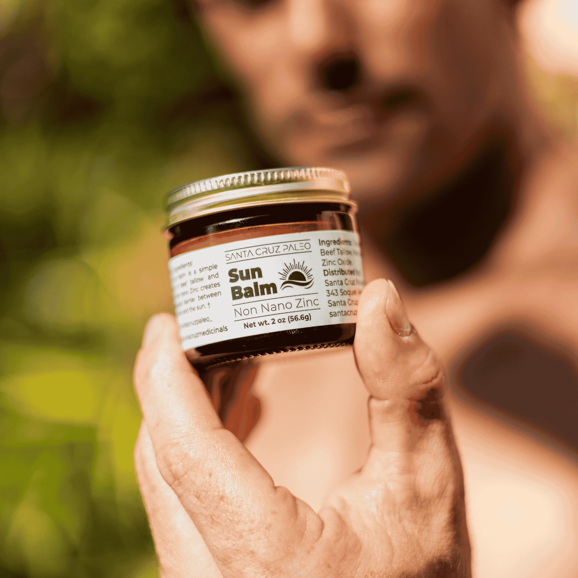 Santa Cruz Paleo Balsamo grasa de res, aplicación en manos.