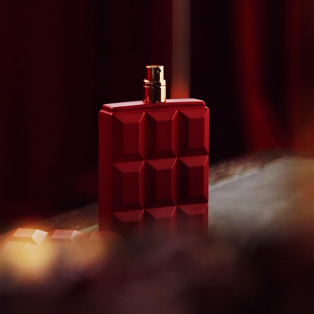 SCENT BEAUTY bottle cap close-up showcasing elegant design for vanity.