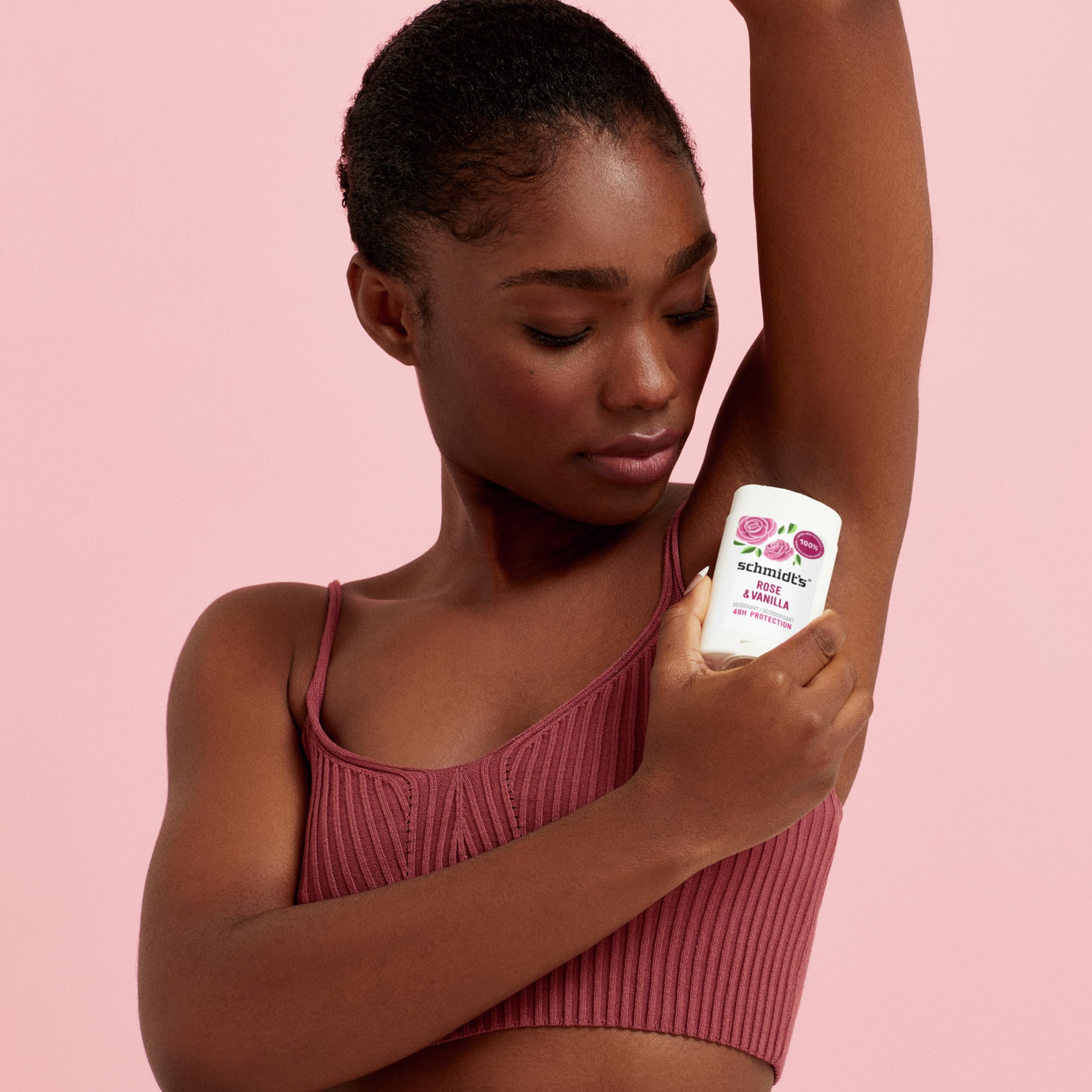 Aplicación en axilas con Schmidt's Rose & Vanilla, protección diaria.