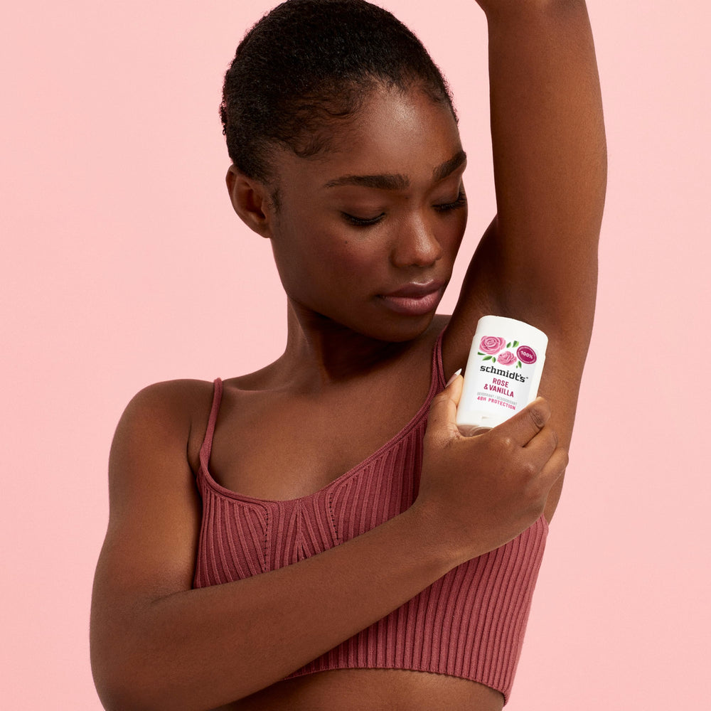 Aplicación en axilas con Schmidt's Rose & Vanilla, protección diaria.