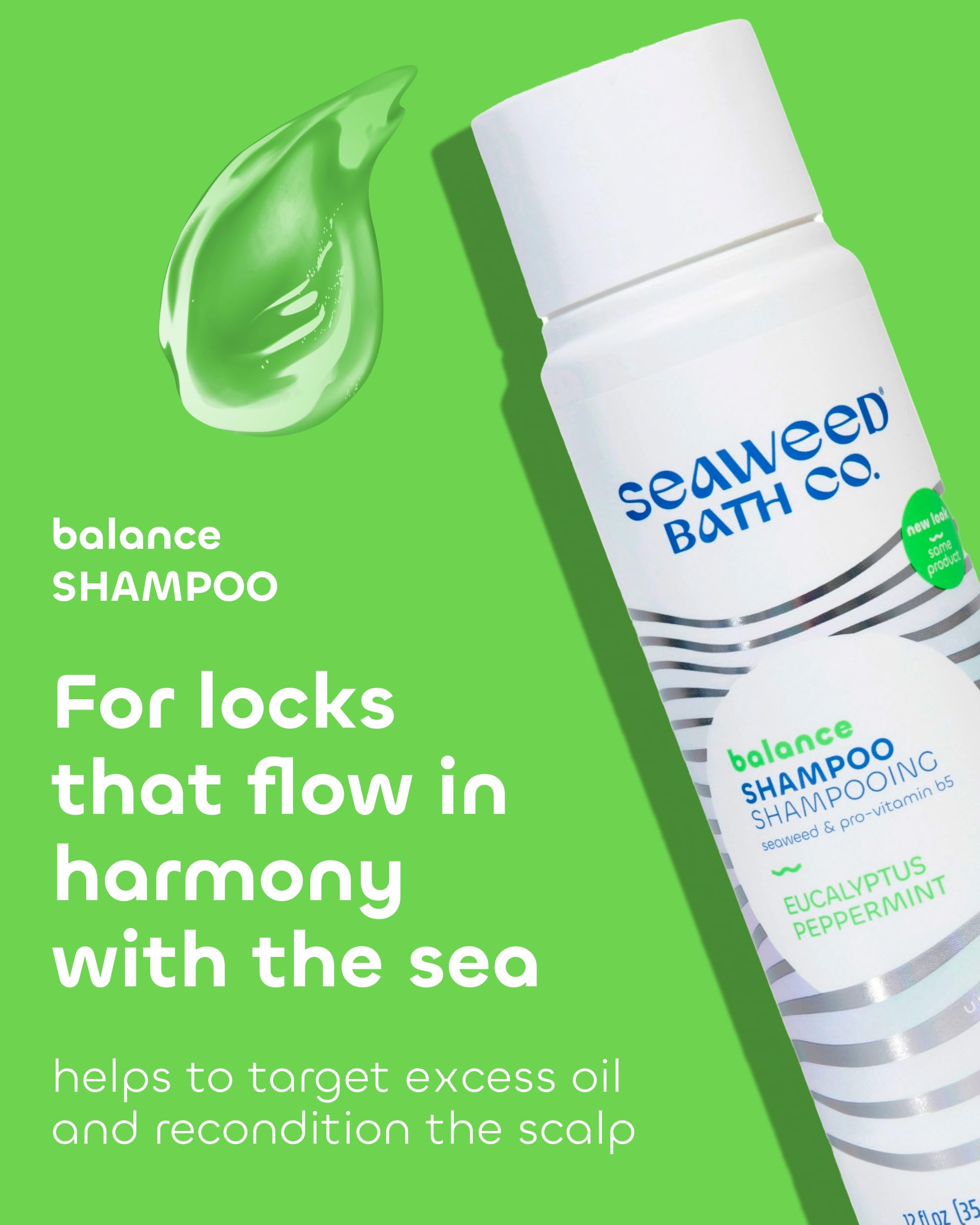 Seaweed Bath Co. Balance Champú vertido en la palma para una limpieza fresca que revitaliza.