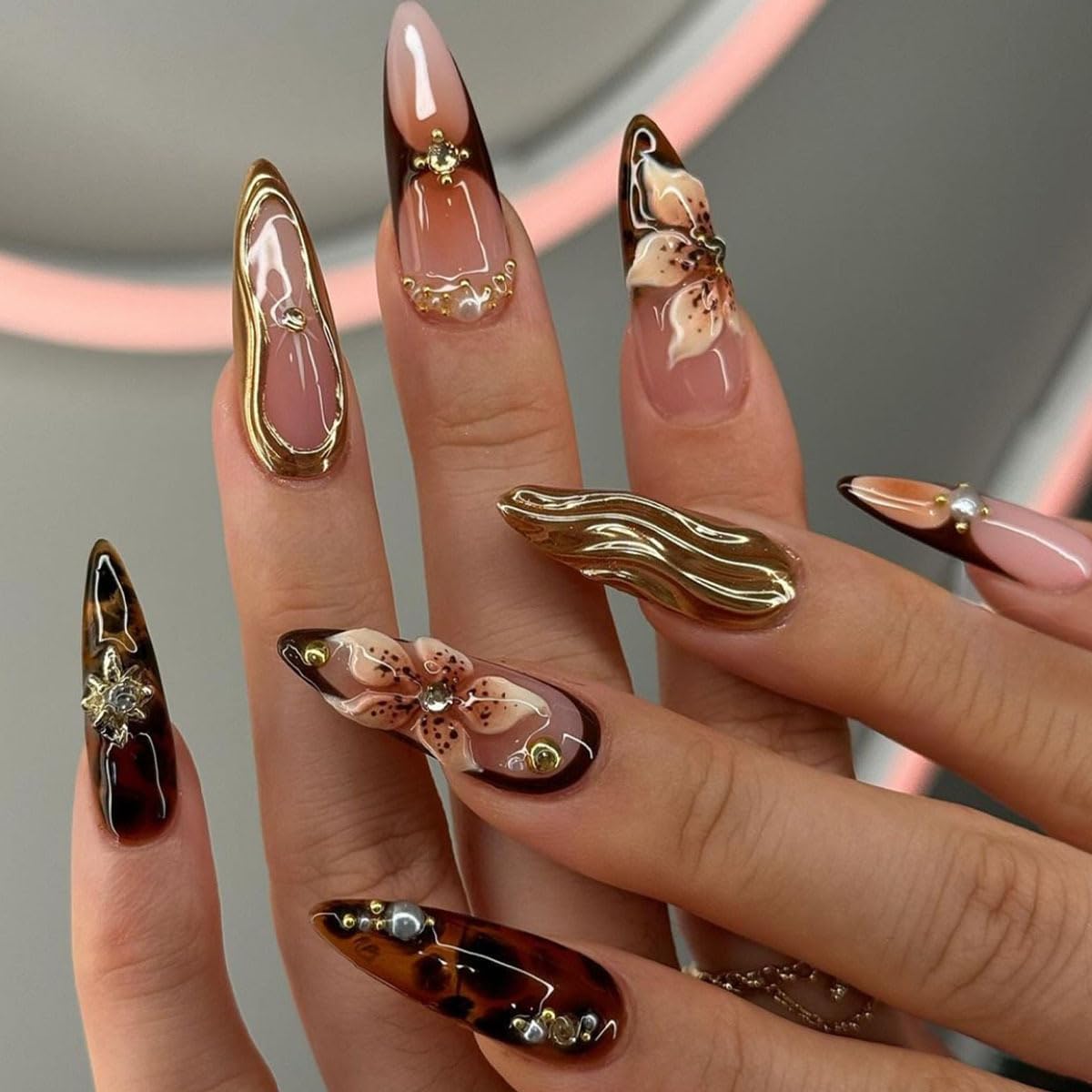 SEENEEY uñas almendra marrón, diseño 3D de flores para un estilo llamativo.