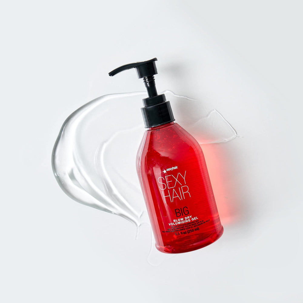 Aplicación con las manos del gel SexyHair, control cómodo para peinados.