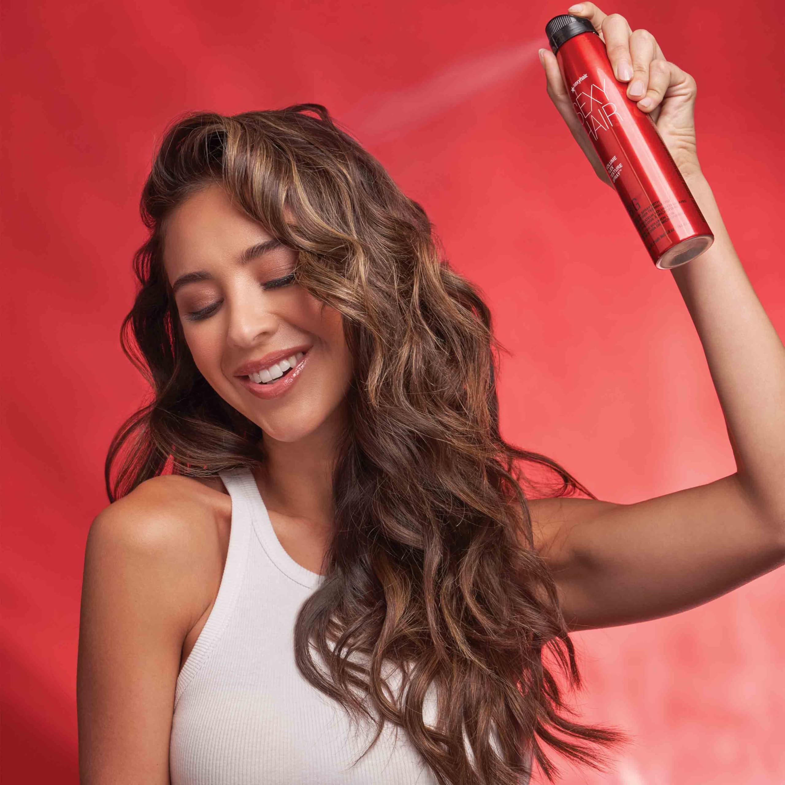 SexyHair, mano aplicando para activar volumen con toque ligero.