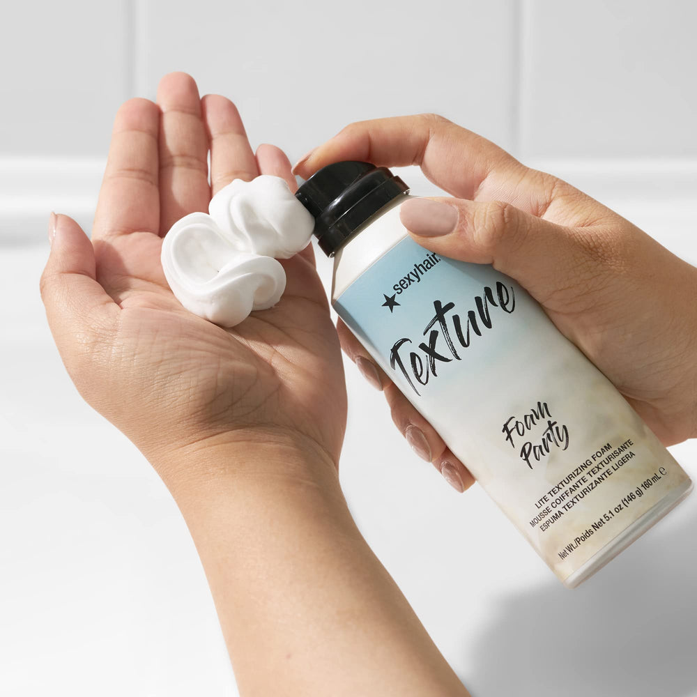 Aplicación en cabello húmedo con SexyHair Texture Foam Party Lite para textura suave.