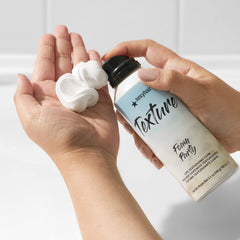 Aplicación en cabello húmedo con SexyHair Texture Foam Party Lite para textura suave.