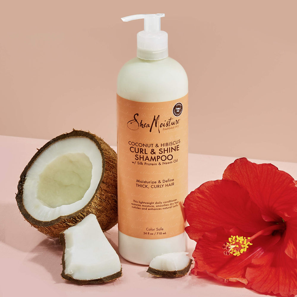 Aplicación suave con SheaMoisture Coco Hibisco para lavado cómodo.