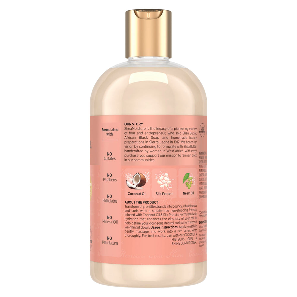 SheaMoisture Coco Hibisco champú, espuma cremosa sobre cabello rizado, limpieza suave y humedad preservada.