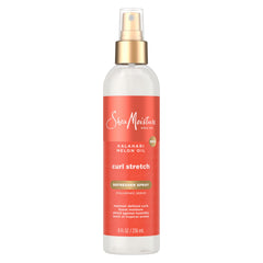 Botella de 8 oz de SheaMoisture Curl Stretch Refresher para refrescar rizos entre lavados.