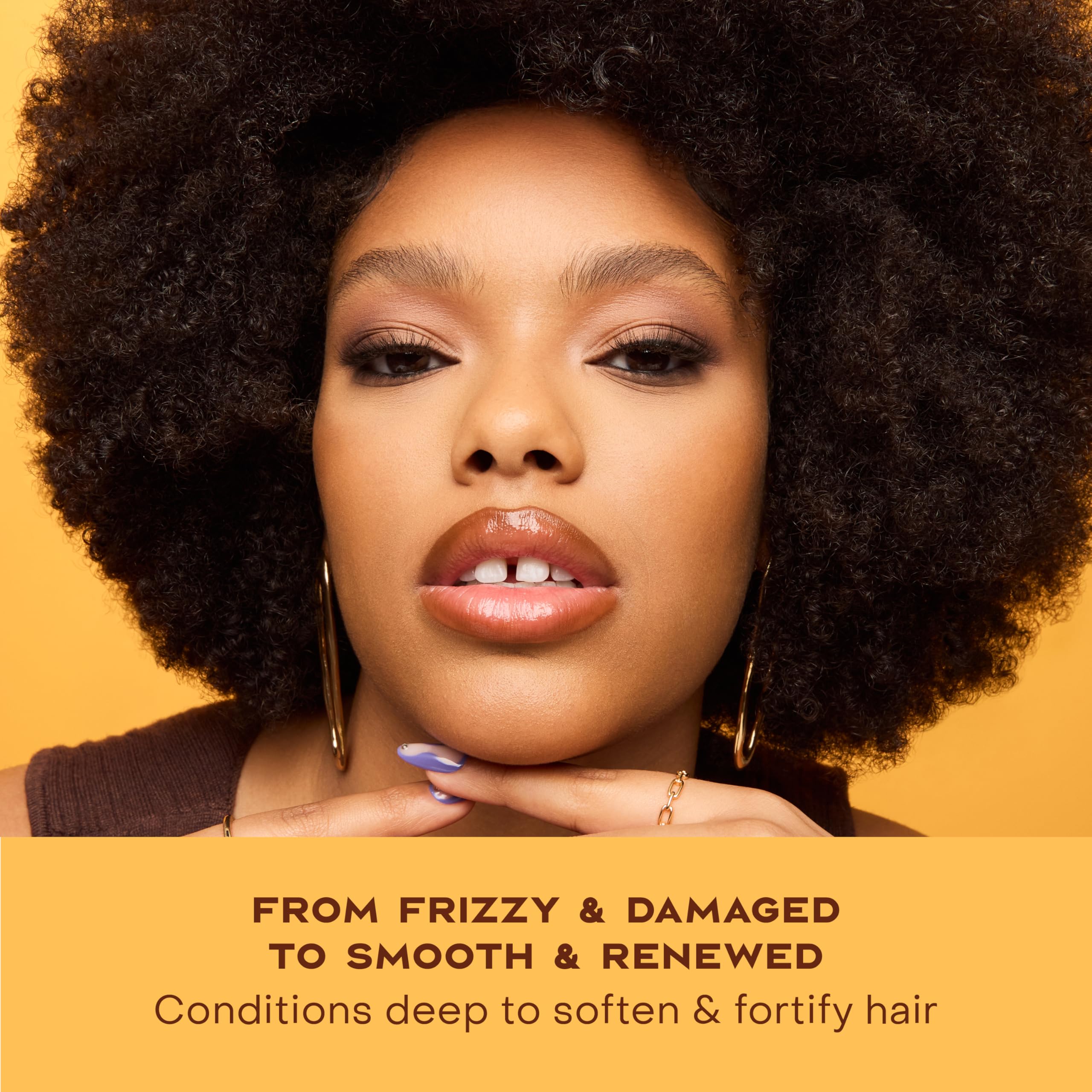 Encrespamiento reducido al aplicar SheaMoisture Restorative Conditioner en rizos.