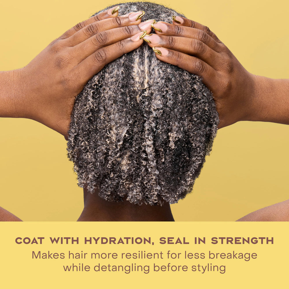 Espuma y brillo suave de cabello definido tras usar SheaMoisture Masque