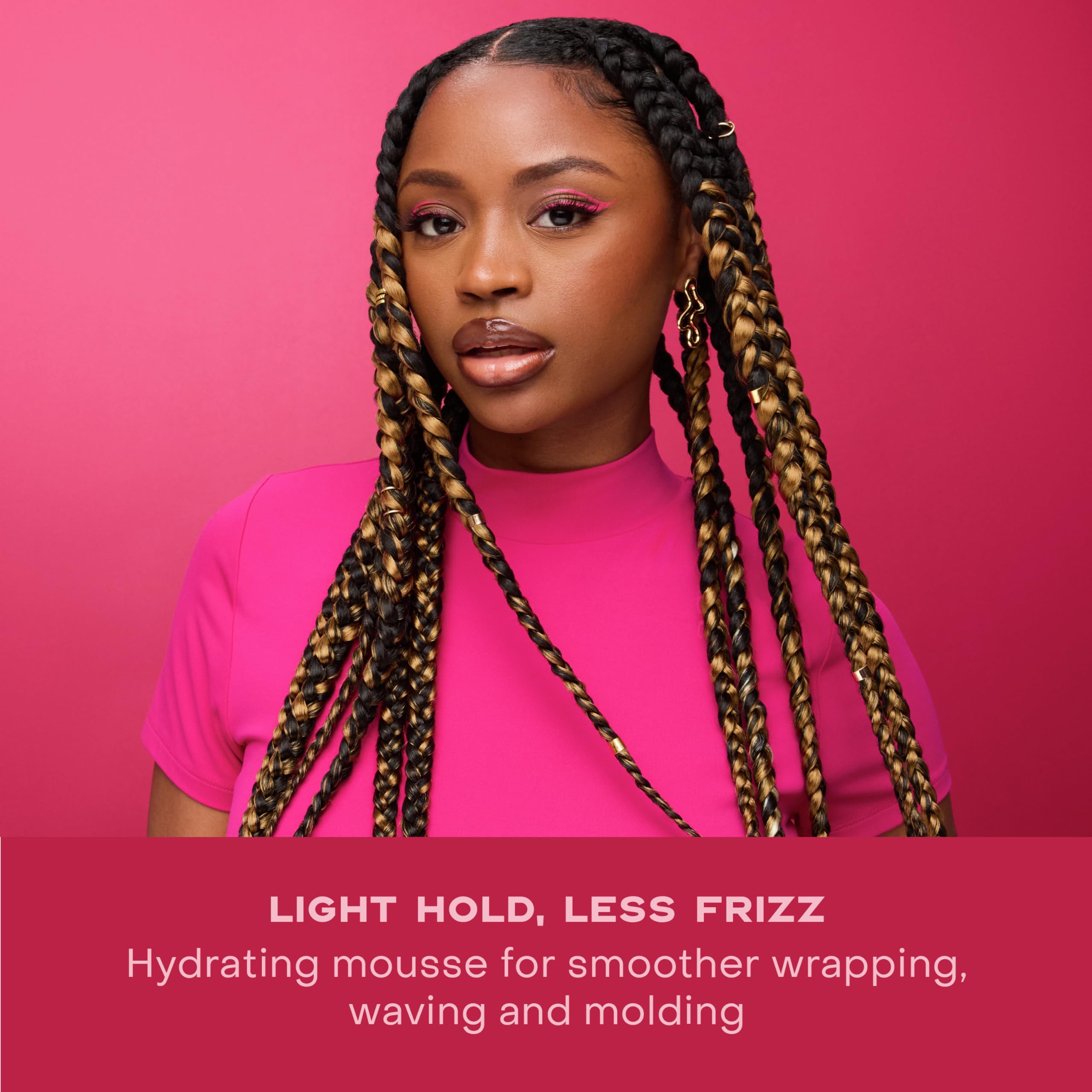 SheaMoisture Wrap & Set Mousse, diseñado para twist outs con definición suave.