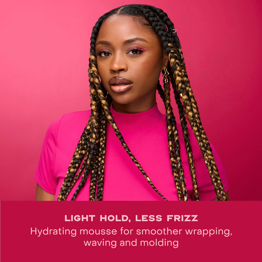SheaMoisture Wrap & Set Mousse, diseñado para twist outs con definición suave.