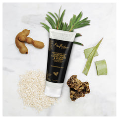 Textura cremosa de SheaMoisture al aplicar durante la limpieza facial.