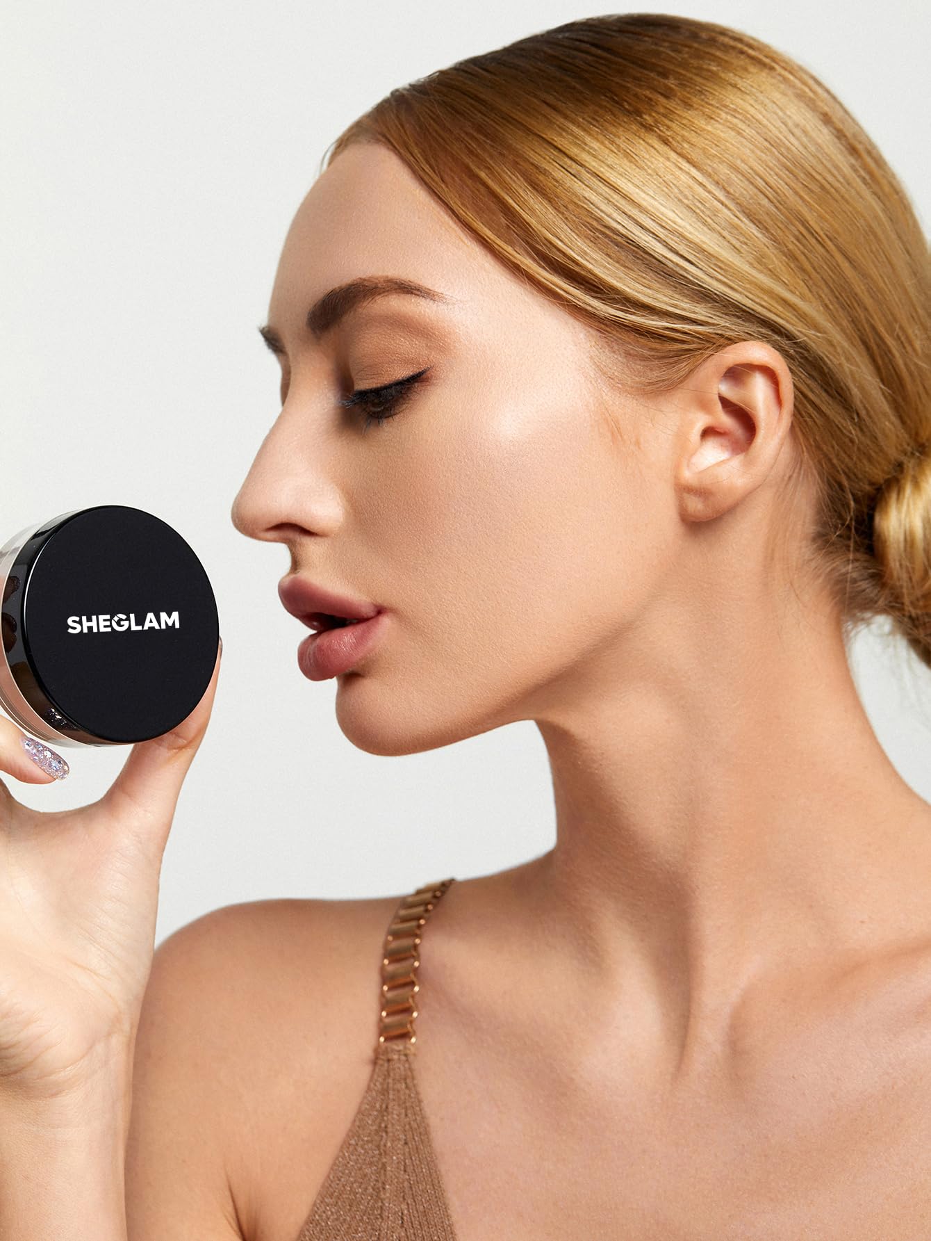 SHEGLAM Baked Glow Setting Powder: acabado translúcido unifica tono natural.