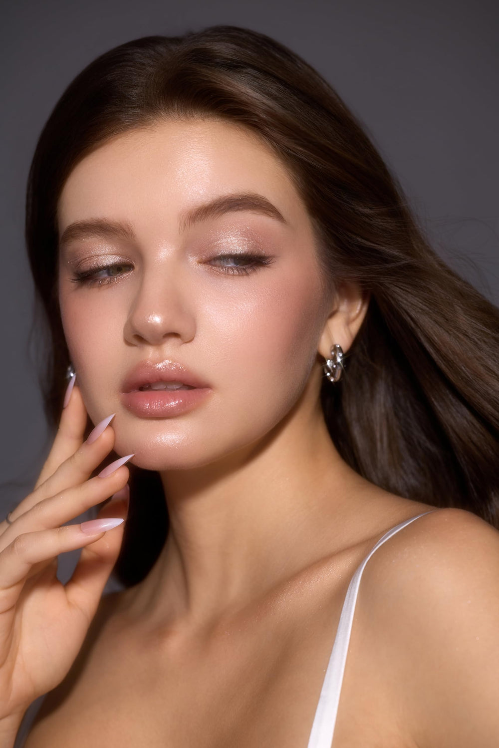 SHEGLAM delimita sutilmente el ojo para un delineado suave.