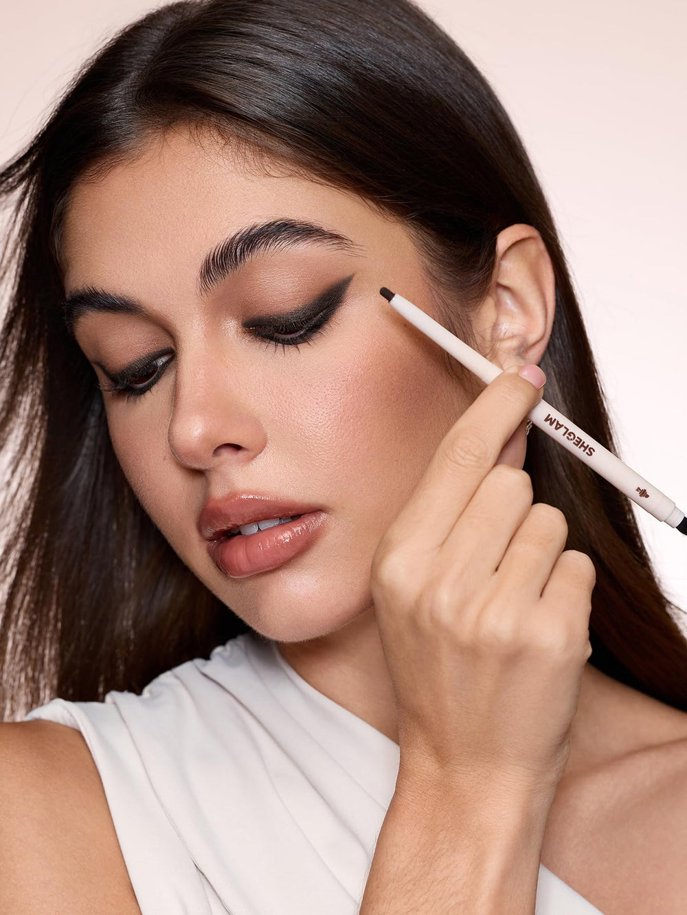 Delineador SHEGLAM en empaque compacto para llevar contigo.